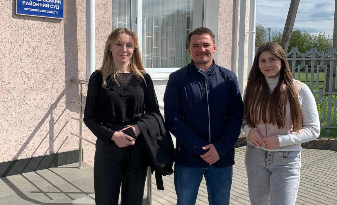 Фото після судового засідання в рамках кримінального  провадження в Андрушівському районному суді.  