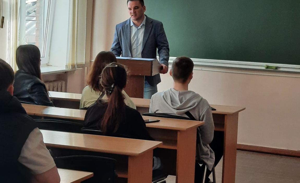 Студенти ЖКФКБП вже вдруге зустрілися з Григорієм Мінічем, засновником АБ Григорія Мініча.   На зустрічі були присутні студенти спеціальності "Право" 1,2 та 4 курсів. Студентів старших курсів цікавили особливі випадки із адвокатської та судової практики, тоді як першокурсники тільки починають знайомство з майбутньою професією.   Разом з тим Адвокату вдалось дізнатись від студентів про їх бачення себе, як молодих спеціалістів-правників у різних направленнях професії. 