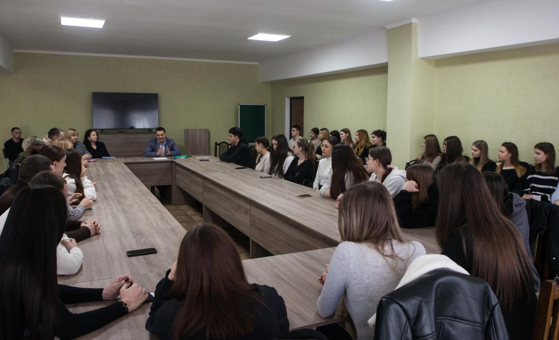 Адвокатське бюро «Григорія Мініча» в особі керуючого бюро, адвоката (в минулому судді Черняхівського районного суду) Мініча Григорія Григоровича, зустрілись зі студентами-випускниками спеціальності «Право» Житомирського торгівельно-економічного коледжу Київського національного торгівельно-економічного університету. 